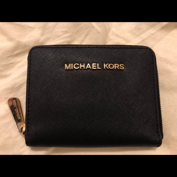 Michael Kors Handbags - Michael Kors Zip Wallet